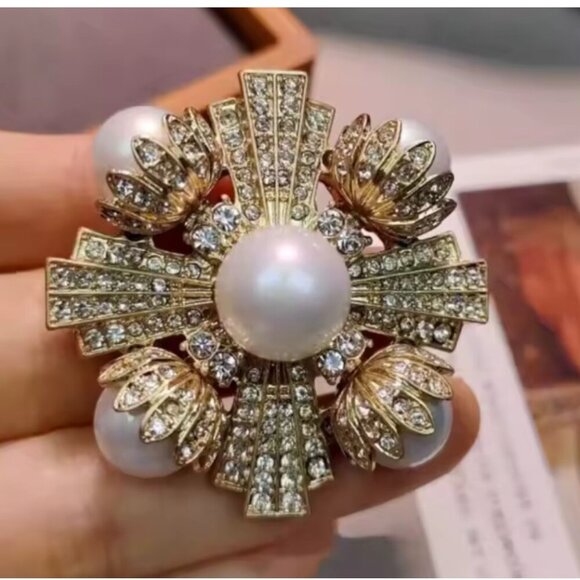 Elegant Pearl Rhinestone Flower Brooch Pin Gold Silver Tone Wedding Party - Picture 1 of 4